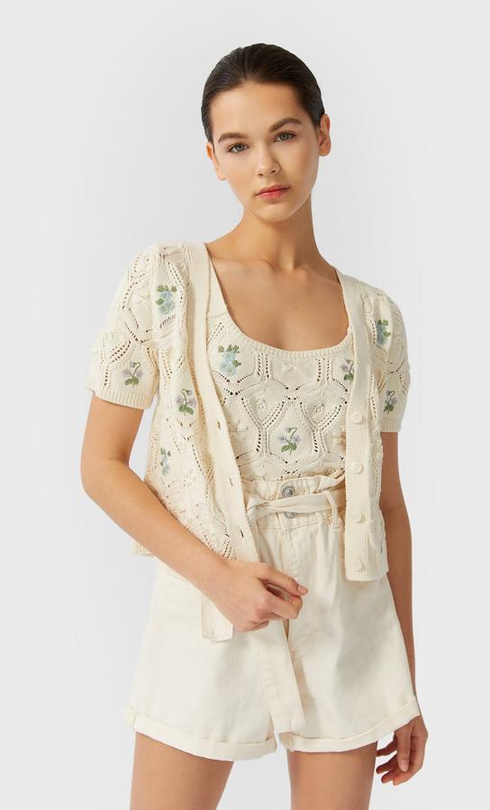 Para empezar a afrontar el entretiempo no nos puede faltar en el armario una chaqueta de manga corta y esta de Strdivarius con top a juego es ya la más apetecible de la temporada (25,99 solo la chaqueta).