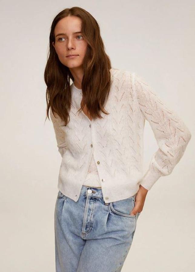 Sencilla ye n color blanco, pero su punto calado la convierte en una de las más románticas de las nuevas colecciones. Es de Mango (29,99 euros).