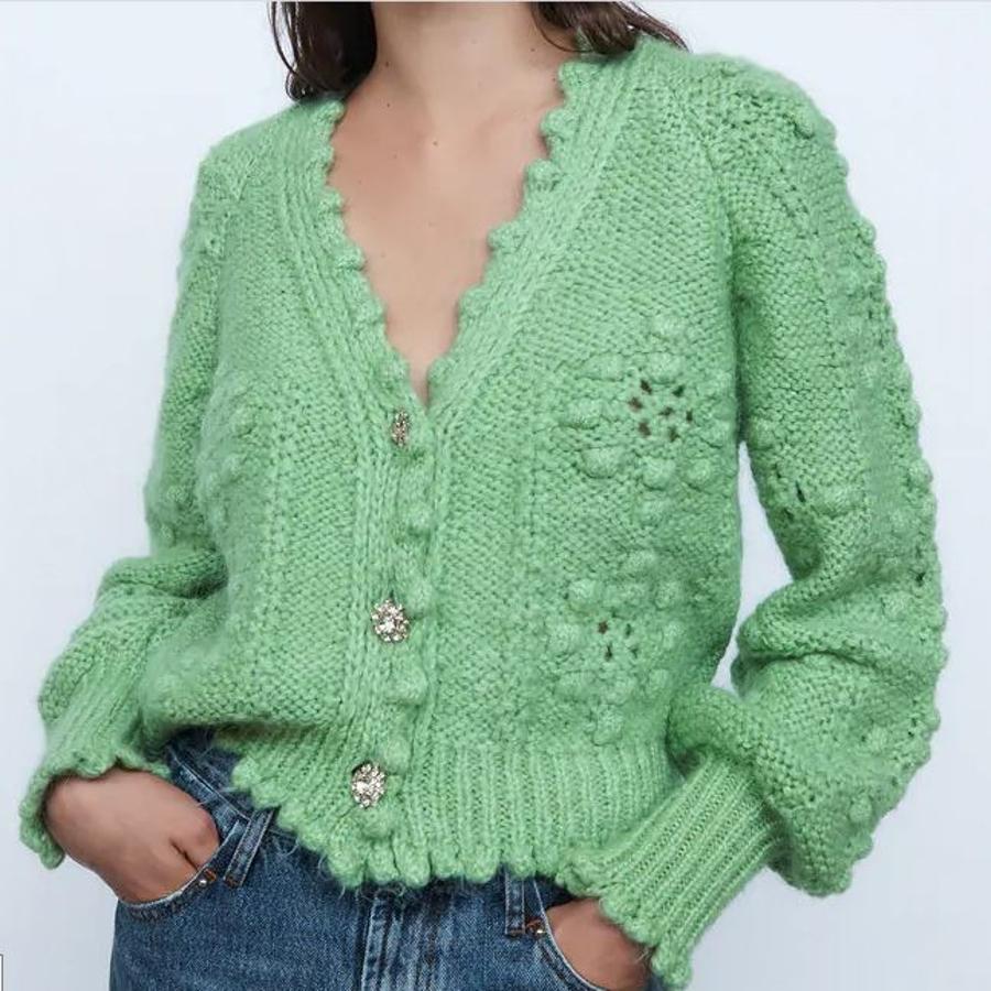 En un color verde que llama la atención, un punto con relieve y botones joya, esta chaqueta es de Zara (29,95 euros).