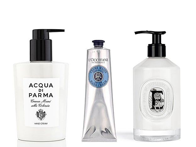 Crema de Manos Colonia de Acqua di Parma (40 €). Crema de Manos Karité de L’Occitane (23 €). Loción de manos aterciopelada de Diptyque (54 €, en abanuc.com).