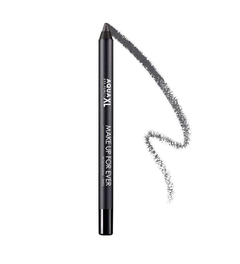 Combina una fijación de muy larga duración un color ultra pigmentado que proporciona un deslizamiento excepcional. Su cremosa textura se puede difuminar con el pincel. La gama ofrece cinco acabados: mate, satinado, irisado, metálico o diamante.  Lápiz de Ojos Duración Extra Larga Aqua XL de Make Up For Ever  (22,99 €).