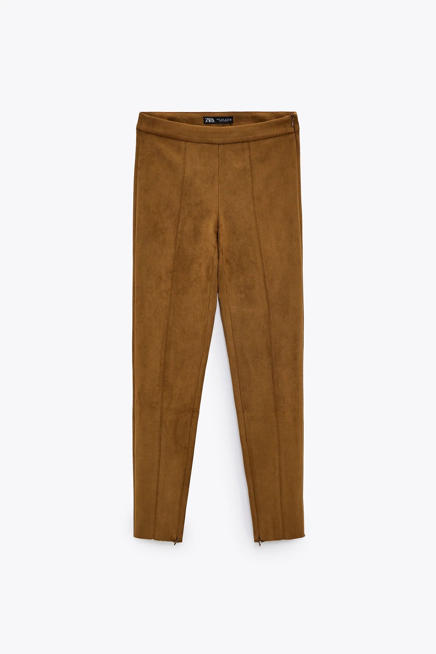 Leggings de ante con cremalleras en el bajo, el favorito de Victoria Beckham por su comodidad y efecto estilizador. De Zara. (25,95 euros).