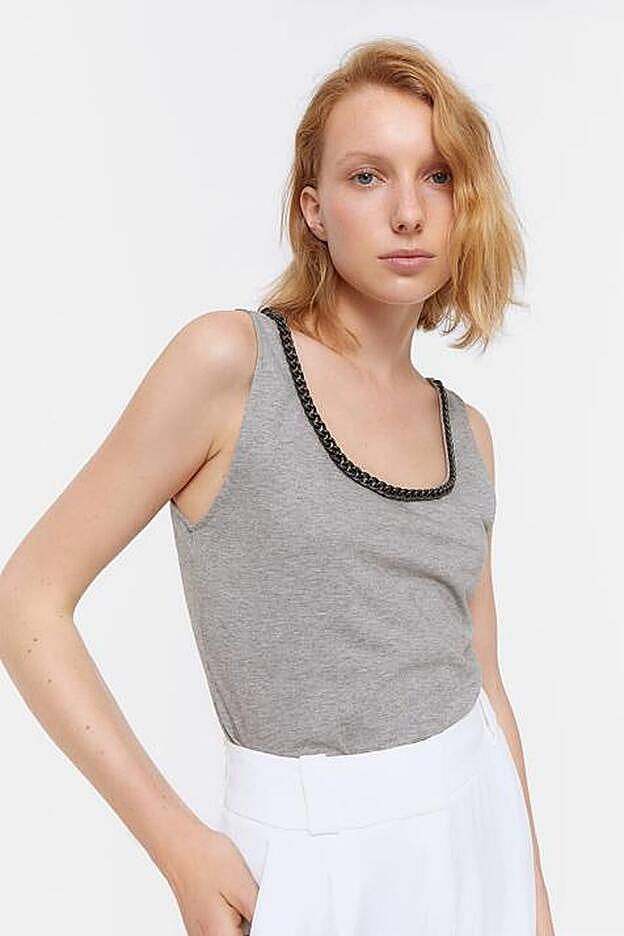 Camiseta de tirantes, de Uterqüe (49 €).