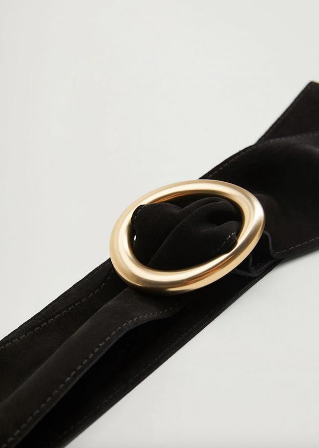 Confeccionado en piel de bovino y en diseño ancho, este cinturón negro viene con hebilla dorada redonda ajustable. Tiene un precio de 15,99 euros y está disponible en las tallas S y M.