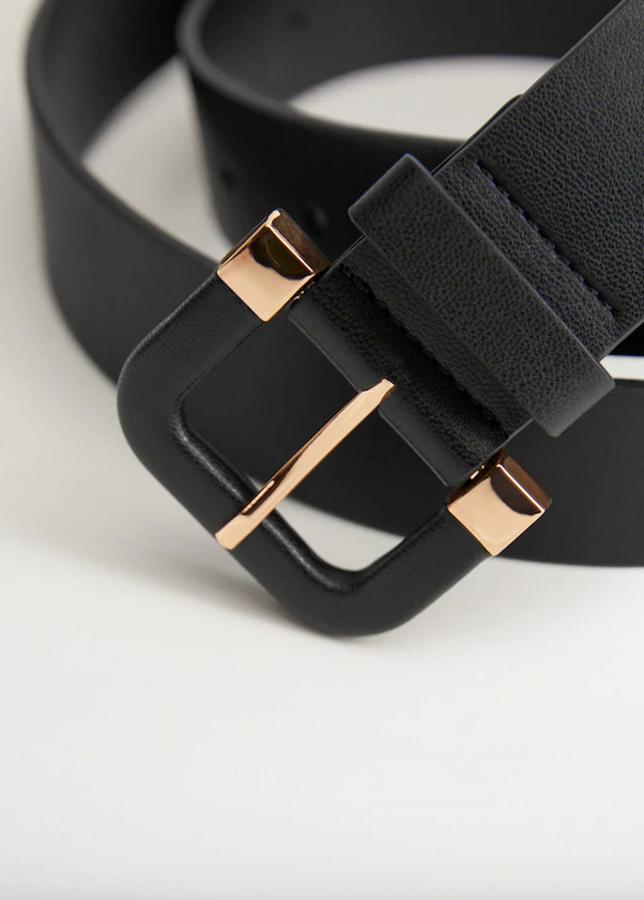 En efecto piel, color negro y hebilla semiforrada y en color dorado, este cinturón tiene un precio de 15,99 euros y está disponible entre las tallas M y XL.