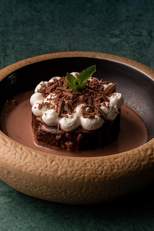 El pastel tres de chocolate de metate de Santita (Virgen de los Peligros, 10 y Fuencarral, 74, Madrid), un bizcocho de chocolate con tres leches de chocolate artesanal mexicano y merengue.