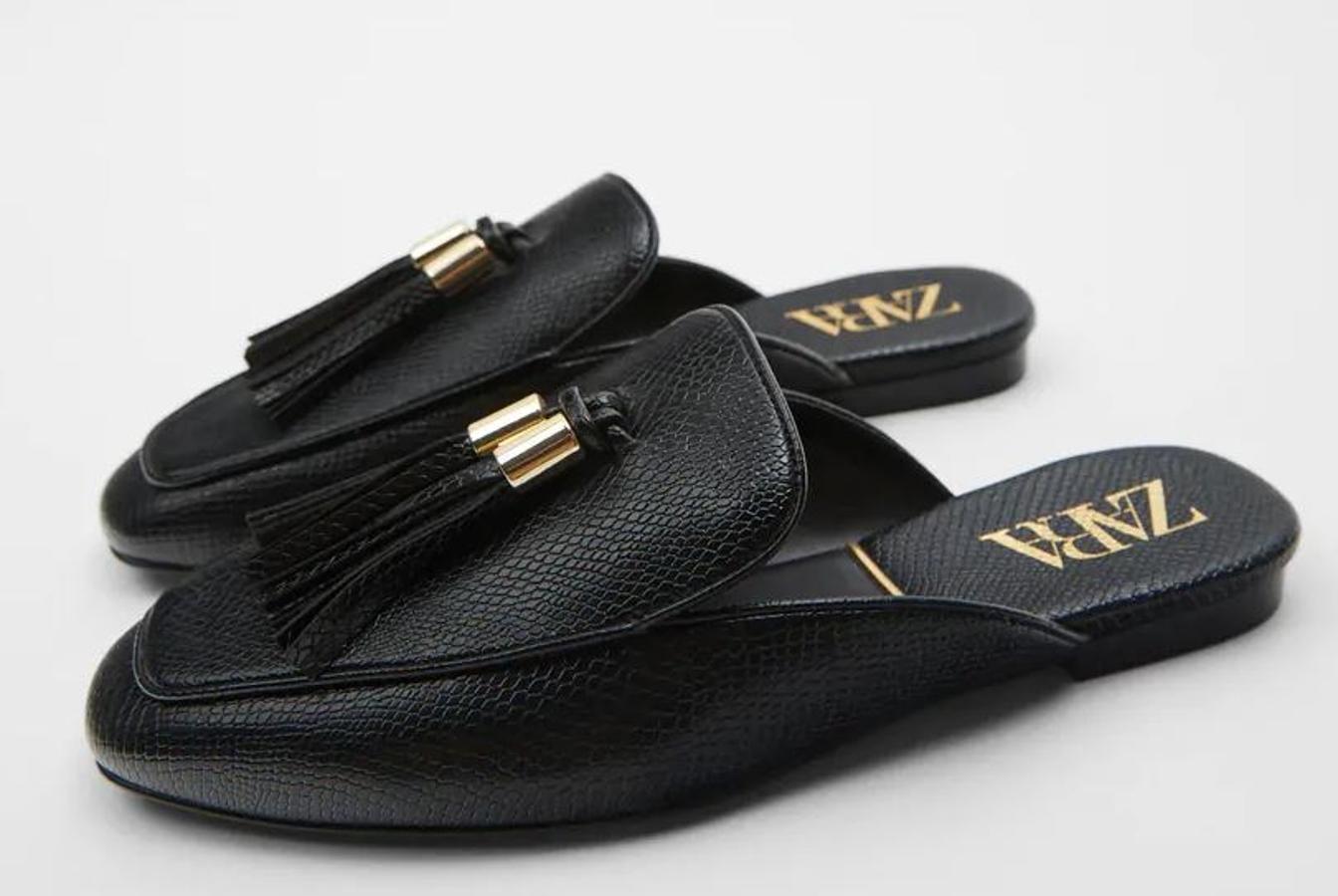 Mocasines negros destalonados, con detalles de borlas, de los Special Prices de Zara (15,99 euros).