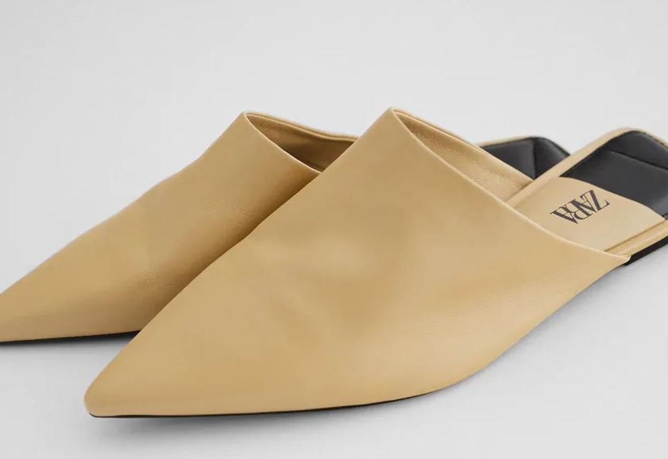 Tipo babuchas, con mucha punta, estas mules tan originales tienen también un punto clásico. Son de los Special Prices de Zara (19,99 euros).
