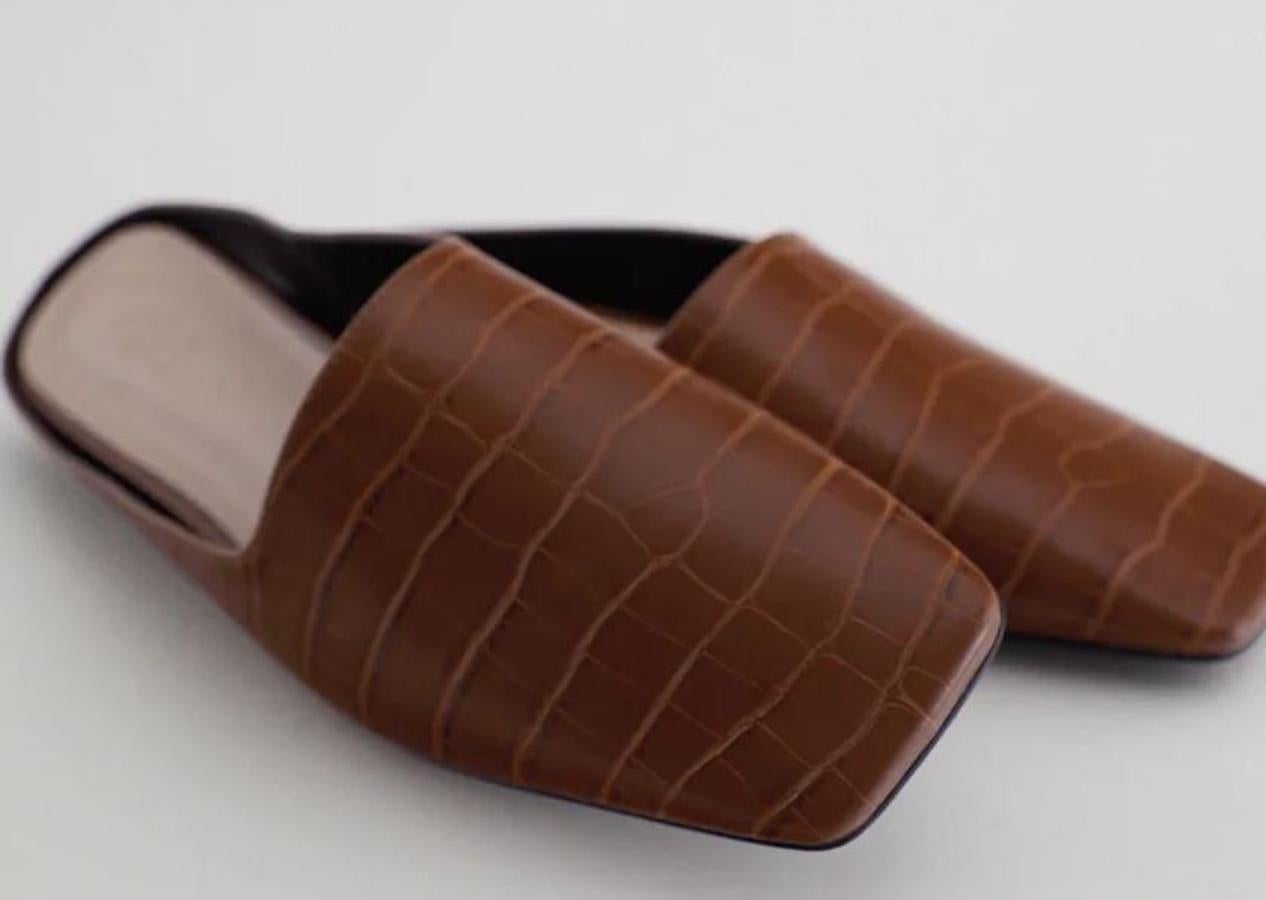 Mules con efecto cocodrilo, de punta cuadrada, de los Special Prices de Zara (15,99 euros).