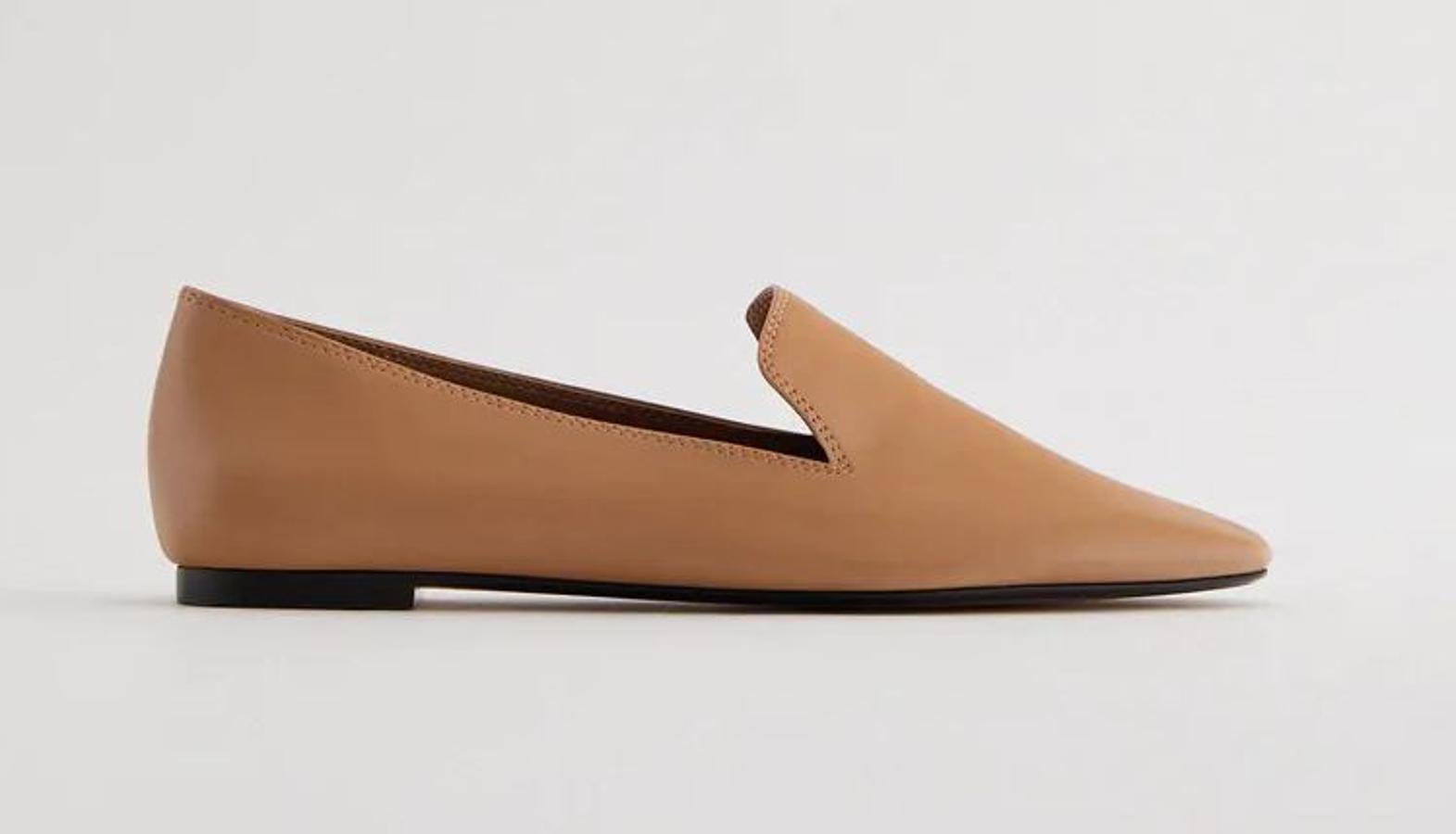 El clásico zapato slipper, cómodo y todoterreno, que pega absolutamente con todo y más aún si es en color camel como este de los Special Prices de Zara (15,99 euros).
