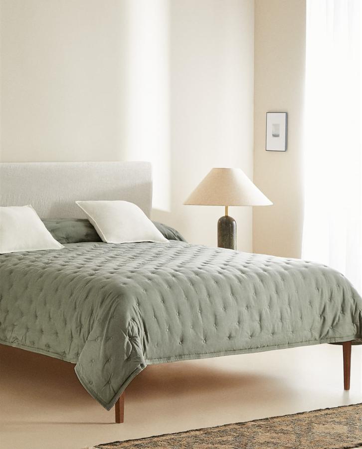 Colcha en color aguamarina, (129 euros).