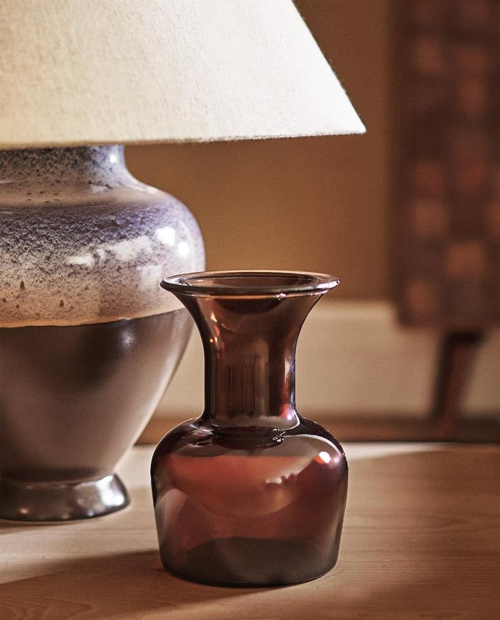 Jarrón de vidrio reciclado, (15,99 euros).