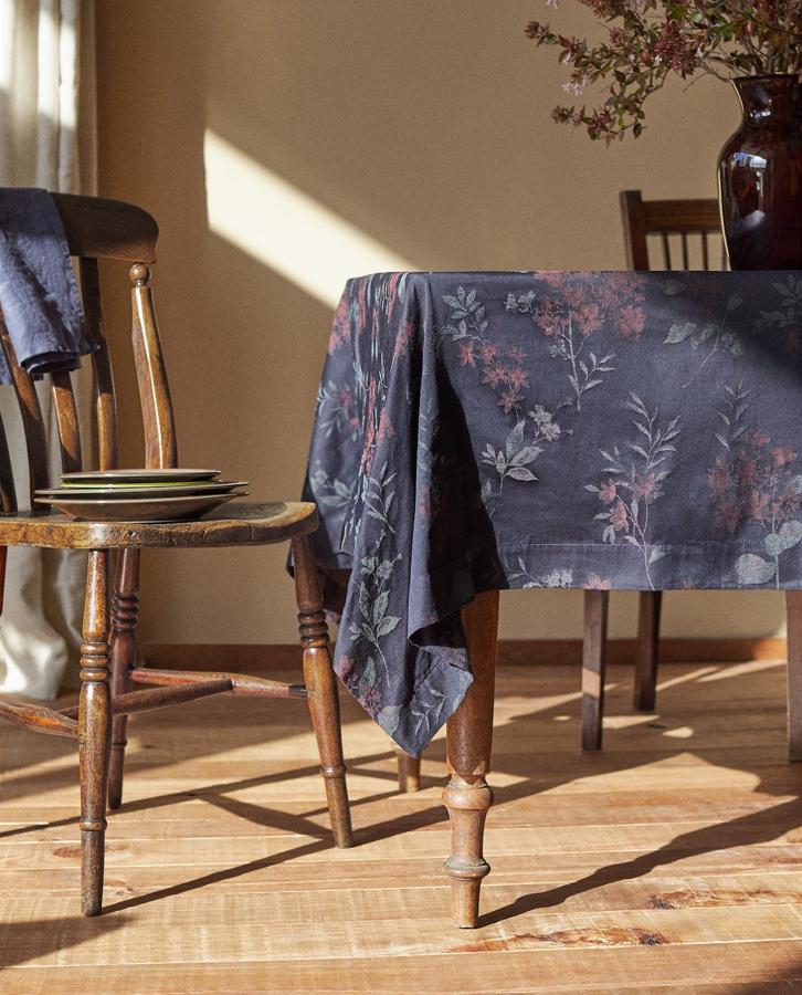 Mantel azul oscuro de flores, (59,99 euros).