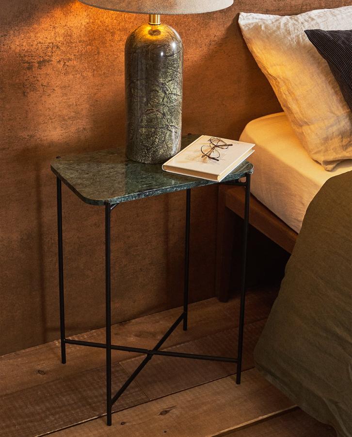 Mesita de mármol, (69,99 euros).