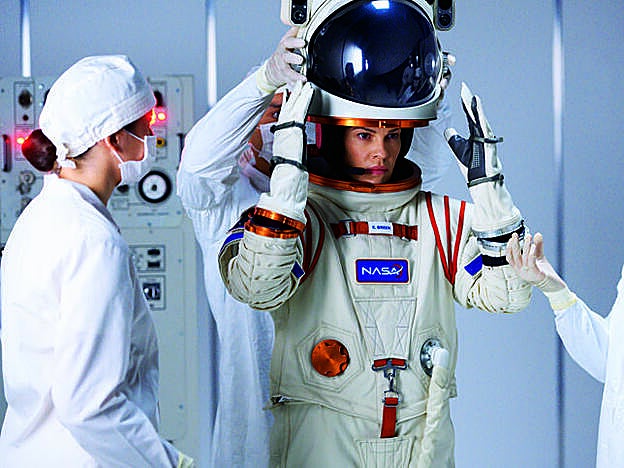 Para simular la gravedad cero en Away, no bastaba con colgarse de un arnés. “Tienes que entrenar glúteos y abdominales para simular que no estás haciendo ningún esfuerzo”.