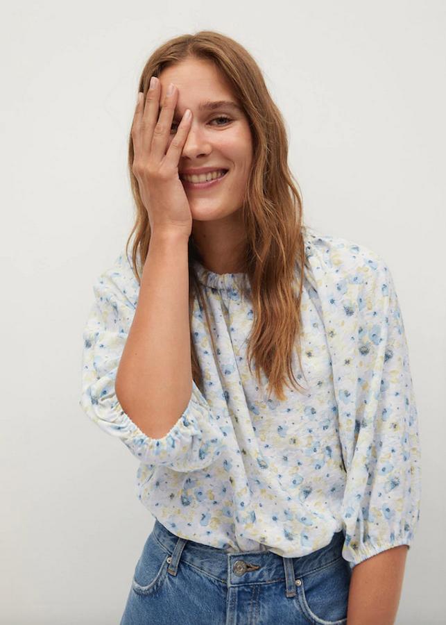 Con detalle elástico en el cuello y manga tres cuartos, esta blusa de Mango en tejido fluido, con estampado floral en tonos azules y amarillos y diseño abullonado tiene un precio de 29,99 euros y está disponible entre las tallas XS y L.