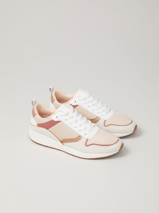 Tonos marrones y rojizos para estas zapatillas de Lefties con detalle de piezas metalizadas, tirador trasero y cierre de cordones. Cuestan 24,99 euros y están disponibles entre los números 35 y 40.