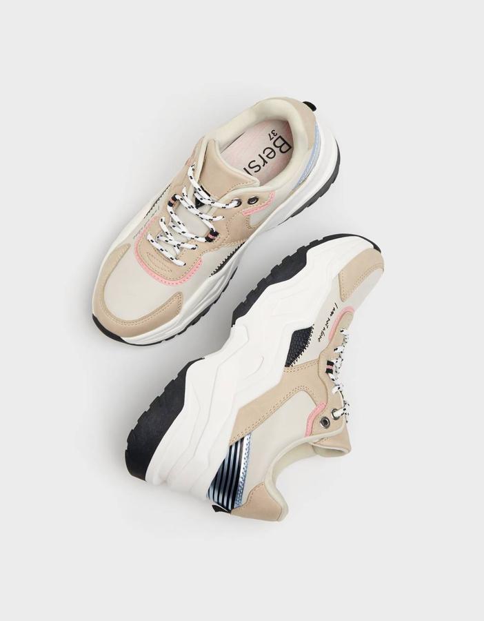 Otra de las propuestas de Bershka son estas deportivas con suela XL, con diseño en tonos naturales y pieza metalizada en color azul en el talón. Con cordones tipo montaña y planta acolchada, tienen un precio de 35,99 euros y están disponibles entre los números 35 y 41.