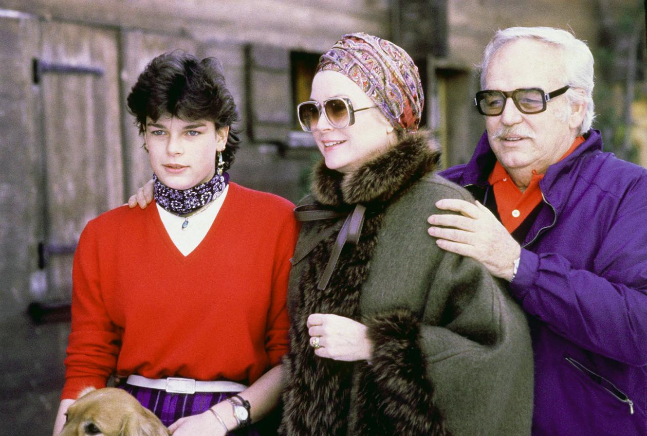 La Pricesa Grace falleció el 14 de septiembre de 1982, un día después de sufrir un trágico accidente de coche rodeado de polémica y misterio. Grace Kelly conducía hacia Montecarlo desde París en compañía de su hija Estefanía, a la que traía de participar en el desfile de Dior en la Semana de la Moda de la capital francesa. La Princesa perdió el control del coche y cayeron por un precipicio de 40 metros de altura. La rumorología apuntaba a que podría ser Estefanía, de 17 años, la que conducía el coche. Y las teorías de la conspiración apuntan a que los frenos del vehículo no funcionaron. Por dar una vuelta más de tuerca a la fatal casualidad, el siniestro se produjo en la misma carretera por la que Grace Kelly conducía en 'Atrapa un ladrón', durante cuyo rodaje conoció al Príncipe Rainiero.