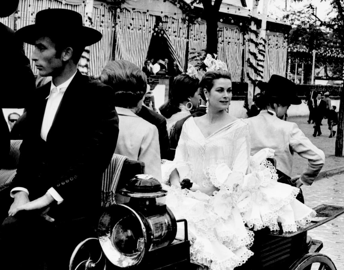 Las flores favoritas de Grace Kelly eran las rosas. Por eso, tras su muerte, Rainiero mandó construir un jardín de rosas en el Palacio. Y por eso, también, cada año se celebra el tradicional Baile de la Rosa en Montecarlo, al que está invitada la flor y nata de la alta sociedad. En la foto de archivo, Grace Kelly en la Feria de Abril de Sevilla vestida de flamenca.