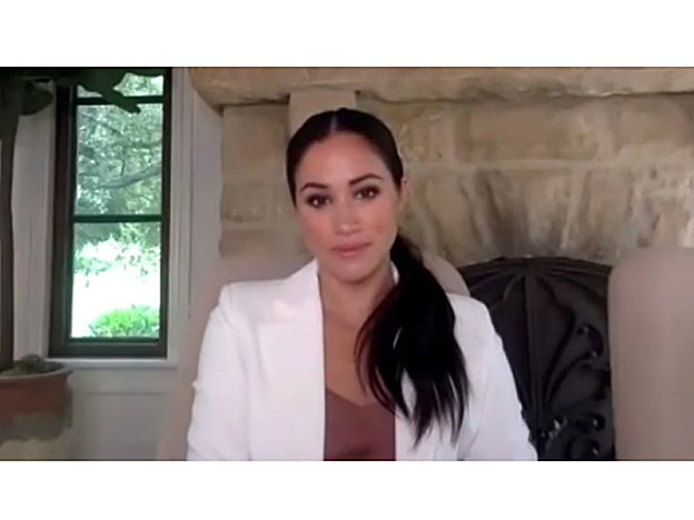 Meghan Markle ha optado por la coleta baja con truco para su última videollamada profesional.