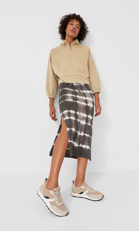 Falda midi de algodón con aberturas laterales y estampdo tie dye en gris y blanco, de la nueva colección de Stardivarius. Está disponible desde la talla XS hasta la XL y cuesta 19,99 euros.