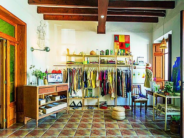 Tienda de Alpargatas Pla en Sineu y un par cosido a mano.