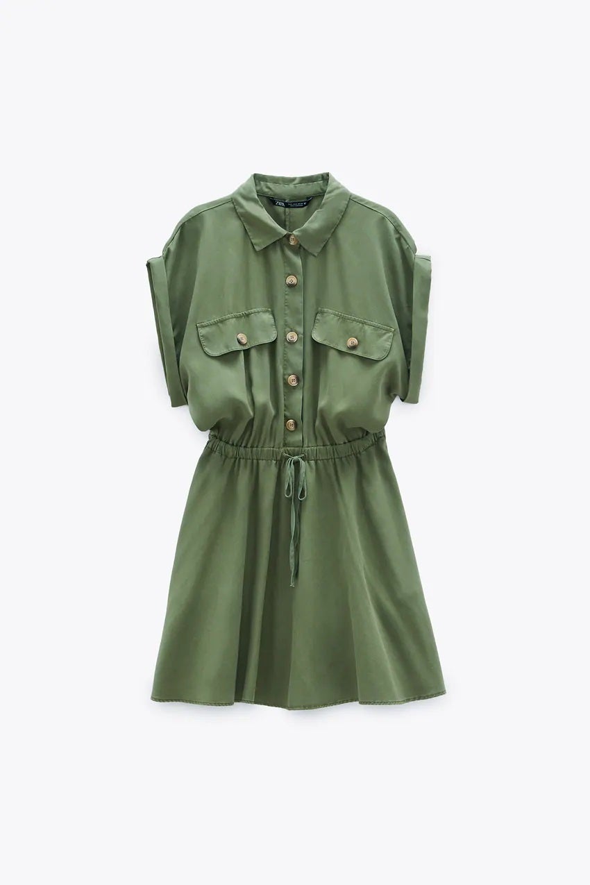 Vestido mini fluido estilo safari con vuelo, cintura ajustable y cierre de botones. (12,99 euros).