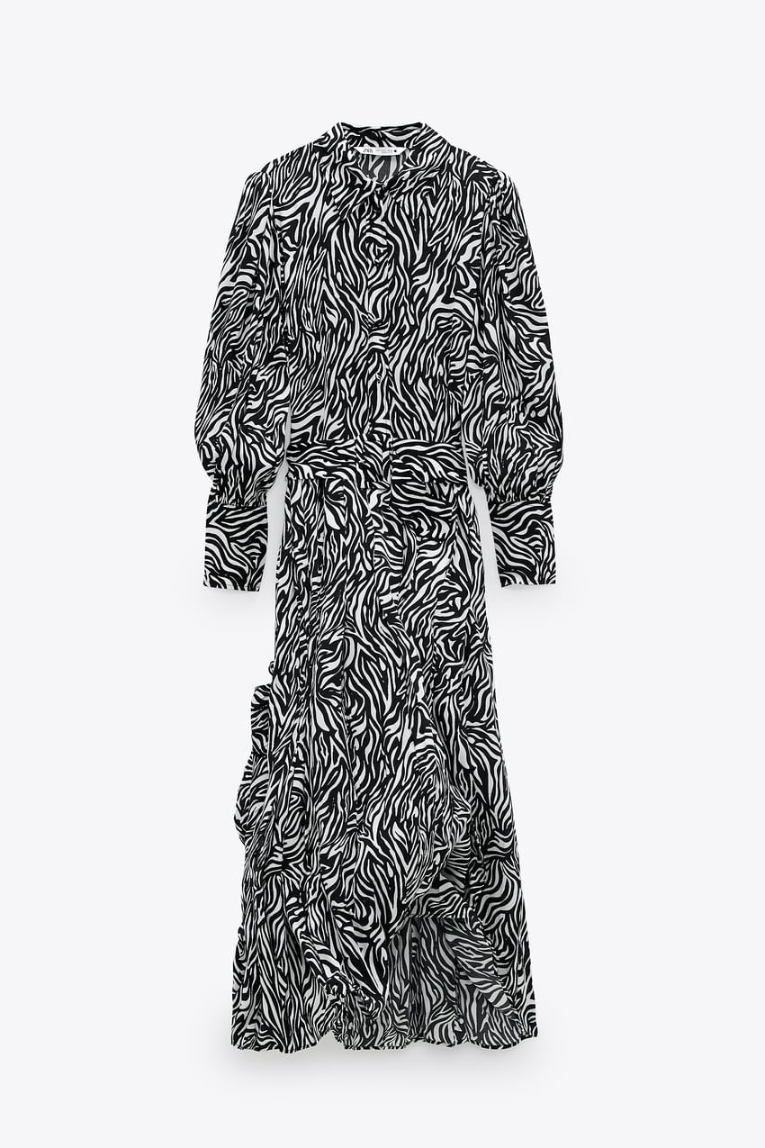 El estampado de cebra sigue conquistando las tendencias y este vestido midi de Zara es ideal para llevar este print con mucho estilo. (19,99 euros).