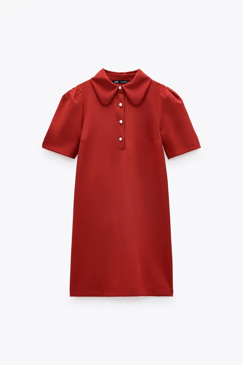 Vestido mini en rojo con mangas abullonadas y botones joya para las ocasiones más especiales. (15,99 euros).