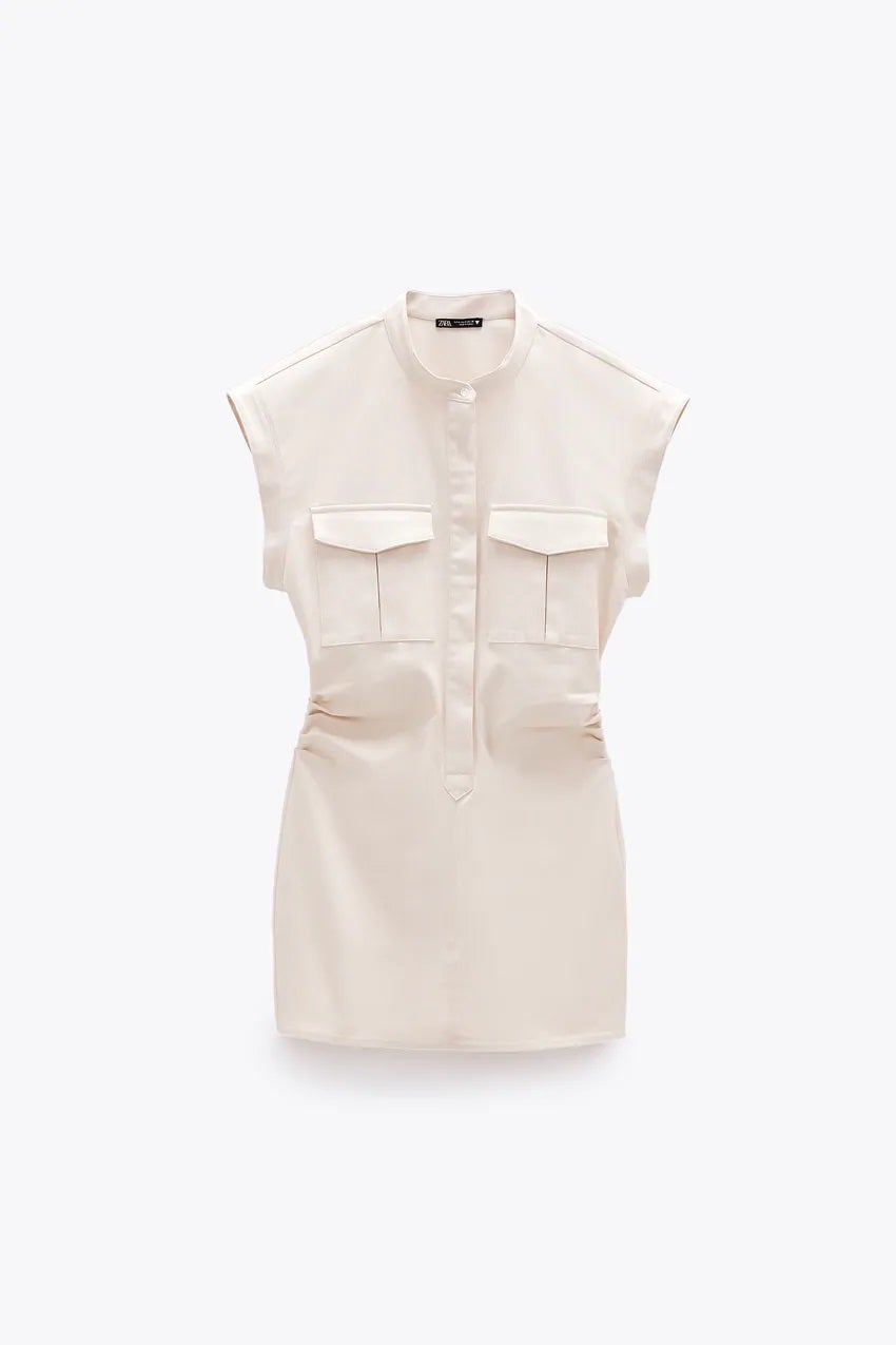 Vestido ajustado con cuello redondo, bolsillos delanteros, mangas sisa y pinzas en los laterales. Un best seller que está arrasando en los Special Prices de Zara por su diseño favorecedor. (12,99 euros).