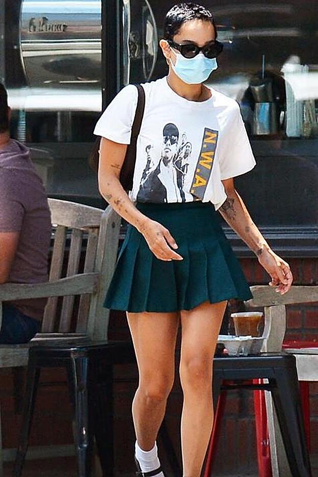 Zoë Kravitz con minifalda de tenista en versión oscura.