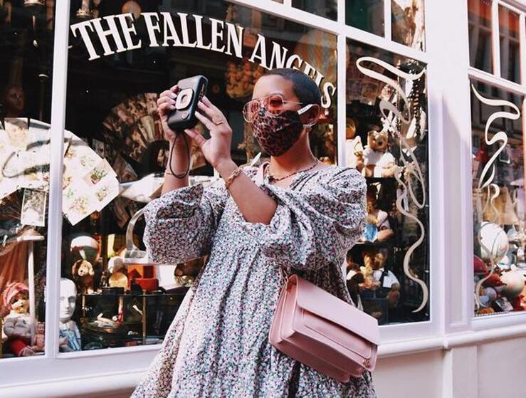 Fotos: Mango, Bershka y Parfois incluyen en sus catálogos mascarillas lavables perfectas para cualquier estilismo