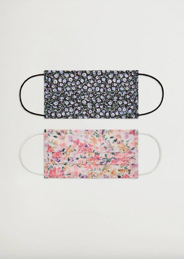 Otra de las propuestas de Mango es el estampado floral en dos tonos muy diferentes, por un lado el rosado sobre fondo blanco y por otro el azulado sobre fondo negro. Cuestan 9,99 euros y admiten 5 lavados.