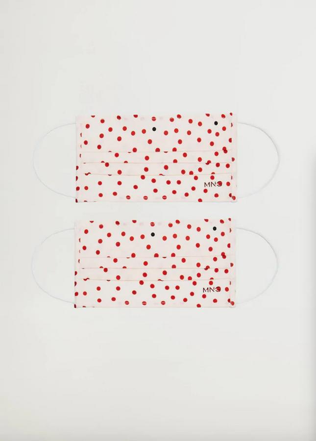 Lunares naranjas sobre fondo blanco para este pack de dos mascarillas homologadas reutilizables de Mango que permiten cinco lavados y tienen un precio de 9,99 euros.