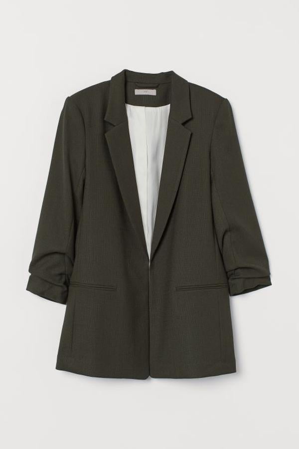 De corte recto, sin cierre y con solapas de muesca y bolsillos ribeteados, esta americana en verde caqui tiene un precio de 39,99 euros.