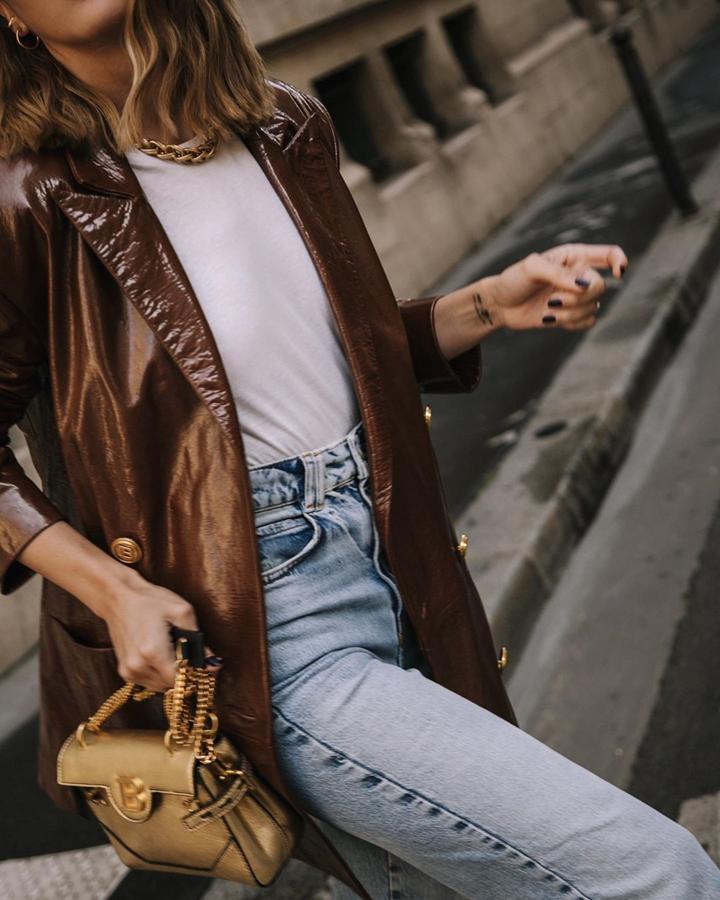 La influenfer Alexandra Pereira tampoco se ha resistido a esta tendencia tan otoñal. Ella la lleva a la perfección, con una sencilla camiseta blanca y unos vaqueros. No nos extraña, aquí la protagonista es su chaqueta de Balmain que nosotras vamos a copiar en el low cost.