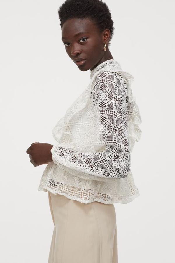 Blusa blanca de encaje y volantes, de H&M (39,99 euros).