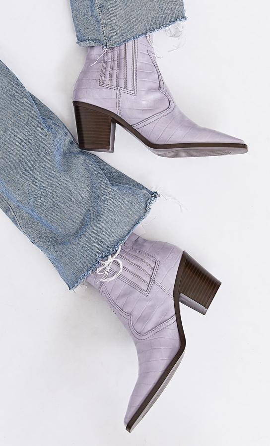 Botines cowboy de tacón y en color lila, de Stradivarius (35,99 euros).
