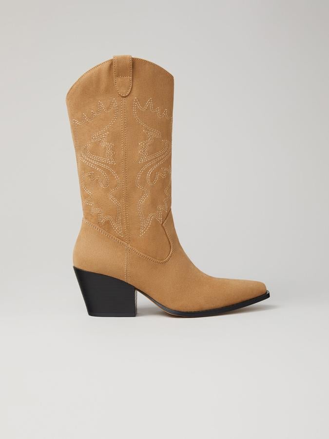 Botas cowboy de tacón geométrico y ante, de Lefties (35,99 euros).