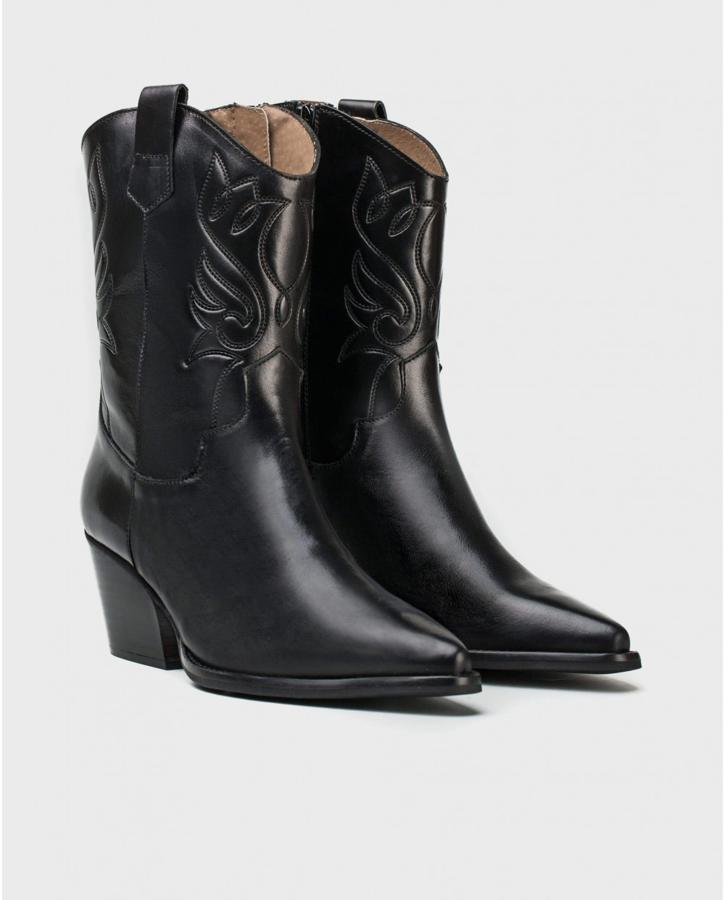 Botas cowboy de caña media con bordados en color negro, de Wonders (129 euros).