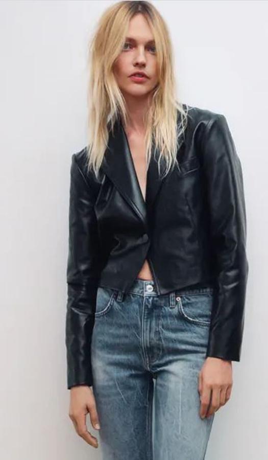 La versión cropped de la blazer de efecto piel es una de nuestras favoritas. Esta de Zara tienen un azul intenso (casi negro) que nos ha enamorado al momento. Cuesta 39,99 euros.