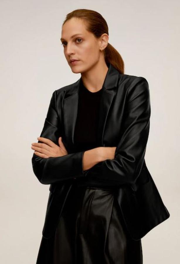 En Mango apuestan por el corte clásico y en versión traje, pero con bermudas. La blazer cuesta 39,99 euros.