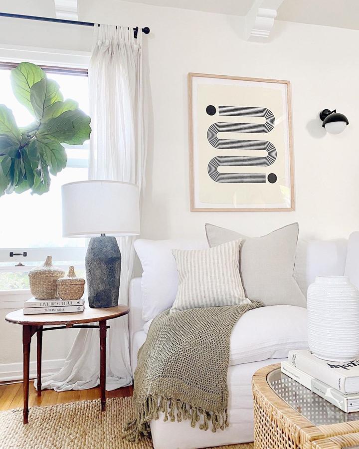 Esta manta de crochet color tostado de Amazon Home es ideal para poner un toque de calidez a los salones más minimalistas y elegantes.