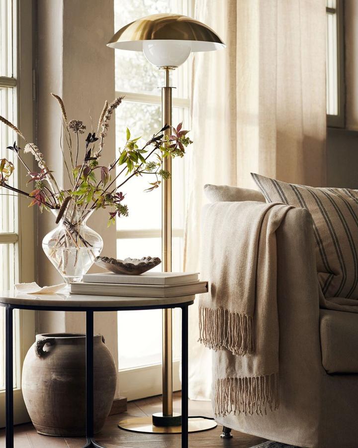 Esta manta de chenilla color arena de H&M Gome cuesta 19.99 euros.