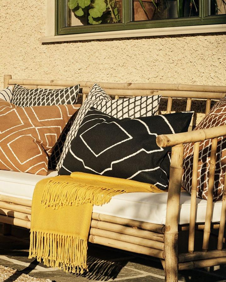 En H&M Home también encontramos esta manta color mostaza en tejido suave de jacquard con flecos (19.99 euros).