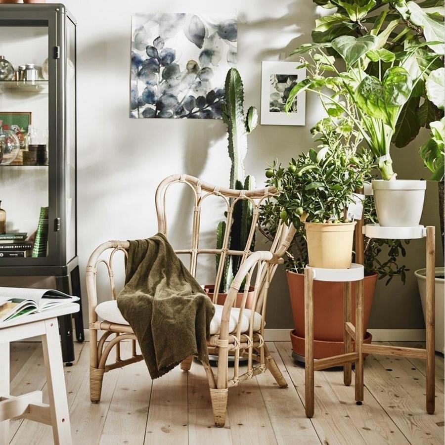 Esta manta ligera y suave al tacto de IKEA en color verde es ideal para tu rincón de lectura.