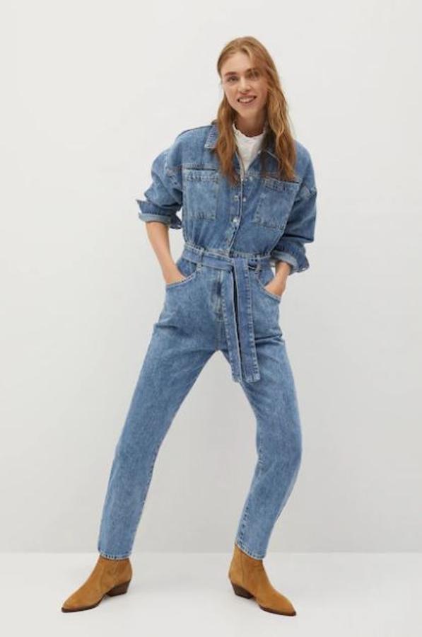 Mono vaquero de corte worker, en tejido denim lavado, tiene la forma perfecta para combinar con todo. Incluso para llevar con blusa o jersey debajo, como proponen en Mango (49,99 euros).