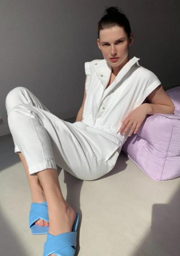 De nuevo un mono denim en blanco, muy parecido al anterior. Este modelo es de la nueva colección de Zara y está casi agotado (39,95 euros).