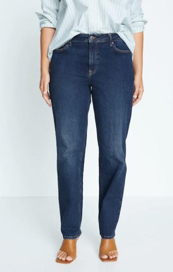De corte clásico, son los vaqueros perfectos para un fondo de armario y son de esos que quedan bien a todo tipo de siluetas. Se llaman relaxed jeans y los tienen en tres colores, dos azules y unos negros (39,99 euros).